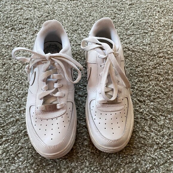 Women's Size 6.5 - Nike Air Force 1 White Classic Shoe - Picture 2 of 5
